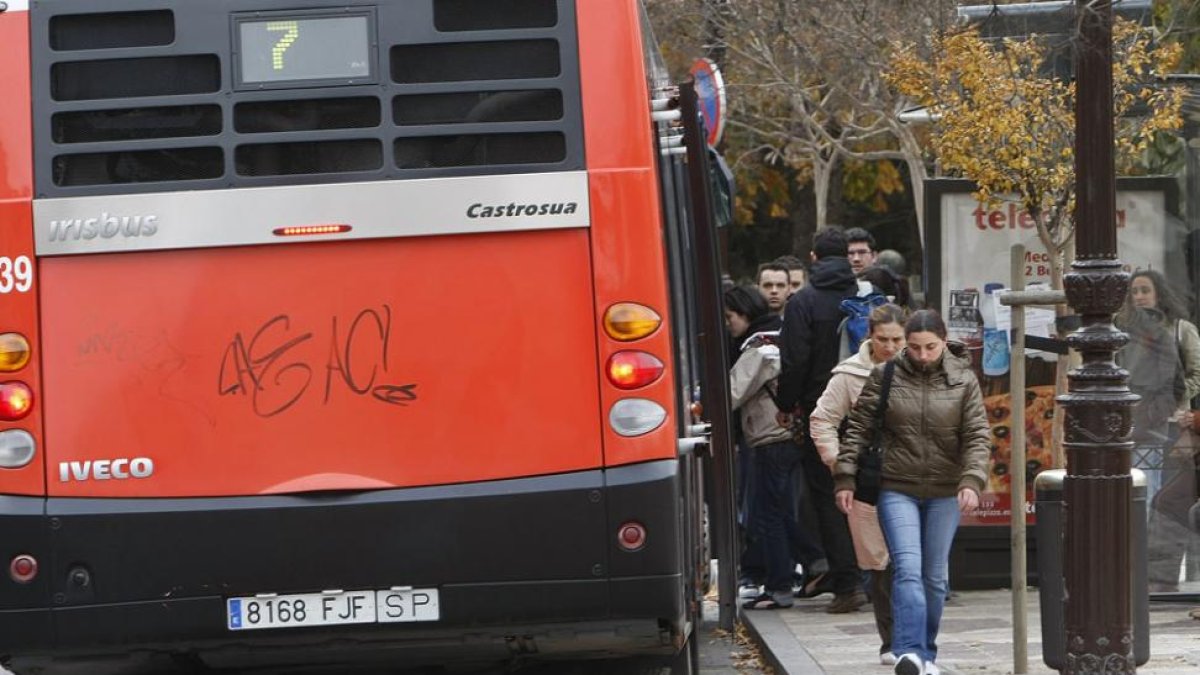 Pasajeros suben al autobús en una parada de la carretera Valladolid.-RAÚL G. OCHOA