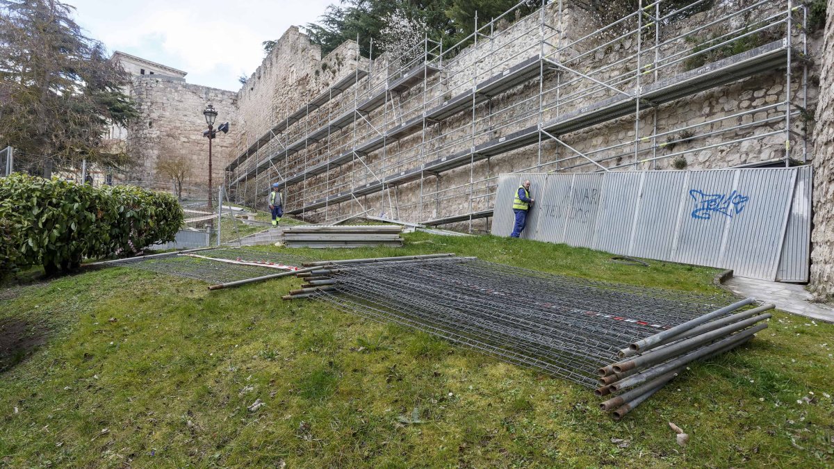 Los trabajadores están instalando el andamiaje para la intervención en la muralla de Burgos. SANTI OTERO