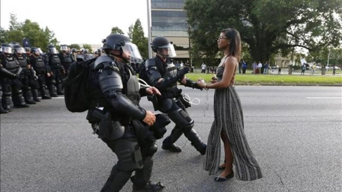 Una joven espera inmóvil a que la policía la detenga en Baton Rouge, Lousiana, en una imagen que se ha convertido en símbolo de las protestas.-REUTERS / JONATHAN BACHMAN