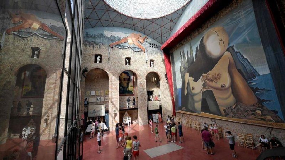 El Teatre Museu Salvador Dalí de Figueres, visitado por los turistas, donde descansan los restos del pintor.-AFP / LLUÍS GENE
