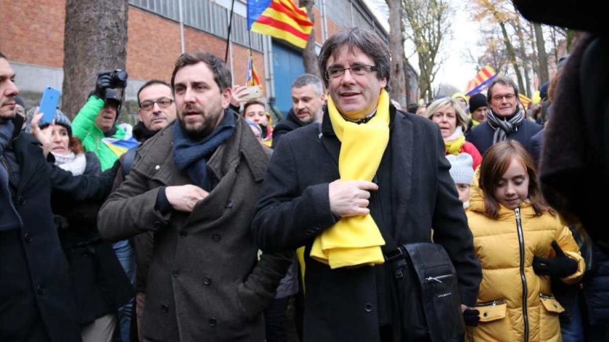 Carles Puigdemont y Toni Comín, en la manifestación convocada por la ANC y Òmnium en Bruselas.-BERNAT VILARO (ACN)