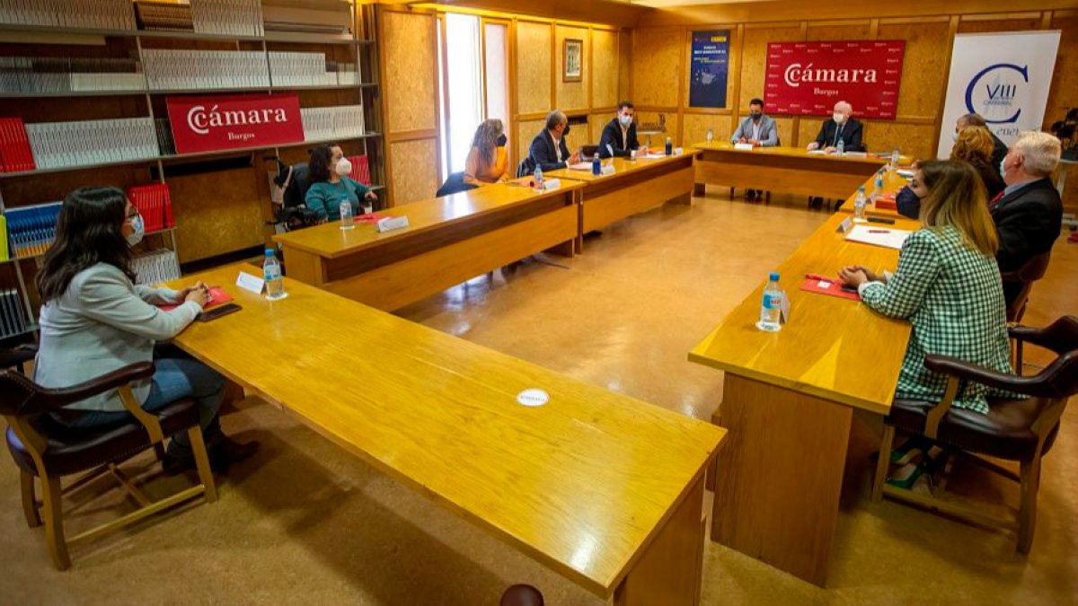 Reunión de procuradores autonómicos con el alcalde de Burgos y el presidente de la Cámara de Comercio. SANTI OTERO