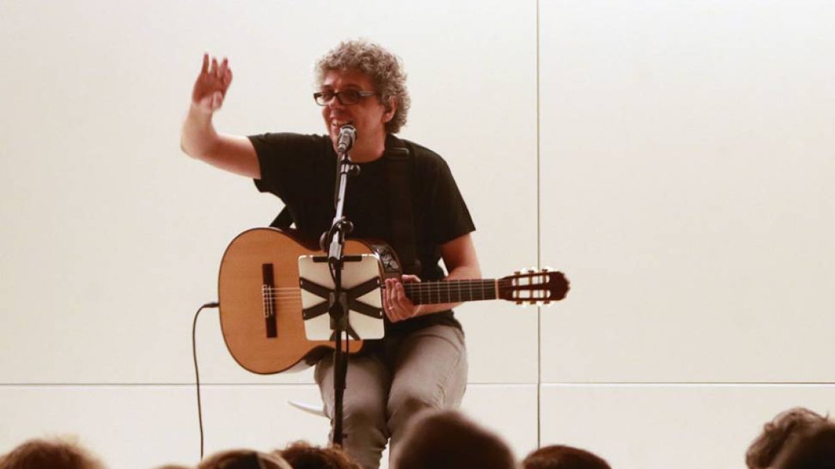 El cantautor Pedro Guerra en un momento del concierto.-RAÚL G. OCHOA