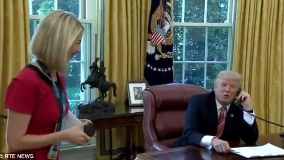 Captura de pantalla del video en el que se ve a Trump alabar la "bonita sonrisa" de una periodista.-RTVE NEWS