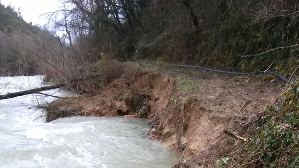 El río dañó las tuberías de abastecimiento en Entrambasaguas, en Valle de Mena-ECB