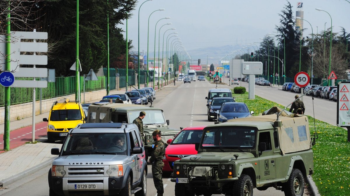 Soldados y policías controlan el tráfico en la calle Vitoria. ISRAEL L. MURILLO