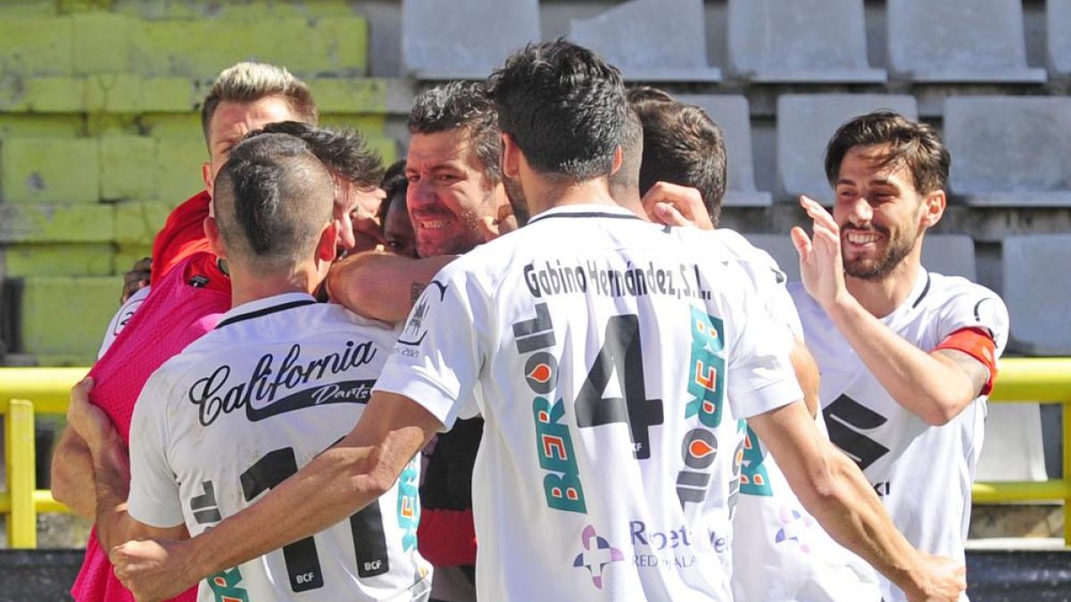 Los jugadores del Burgos CF festejan el tanto del pasado domingo-Israel L. Murillo