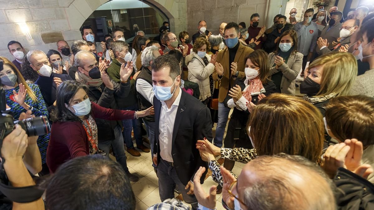 Tudanca, rodeado de militantes y cargos socialistas en el inicio de la campaña electoral en un hotel de Burgos. SANTI OTERO