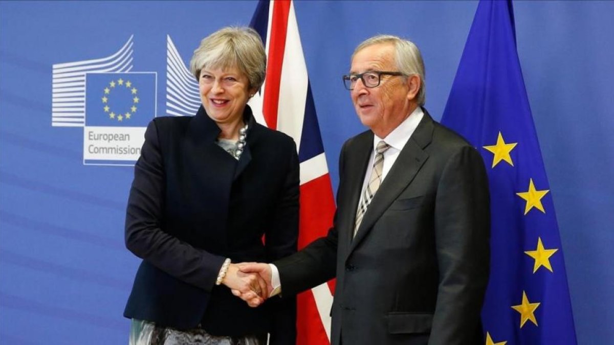 El presidente de la Comision Europea, Jean-Claude Juncker, recibe a la primera ministra britanica, Theresa May.-JULIEN WARNAND / EFE