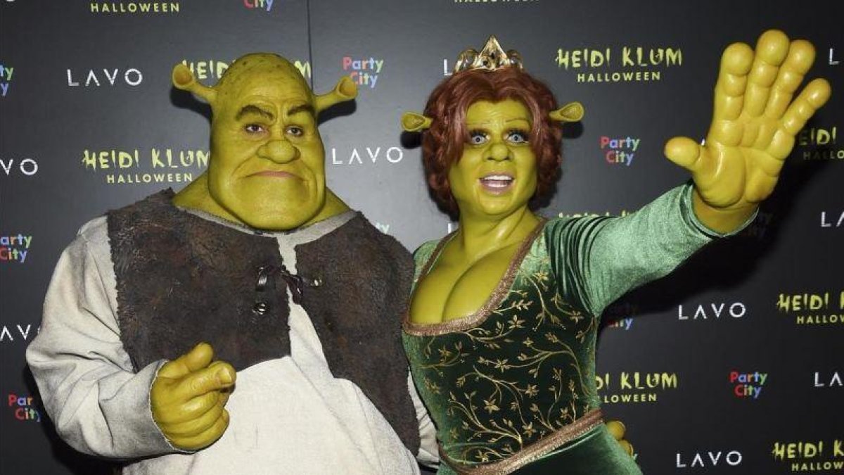 La modelo y presentadora Heidi Klu, y su novio Tom Kaulitz, disfrazados de Shrek y Fiona.-AP / EVAN AGOSTINI
