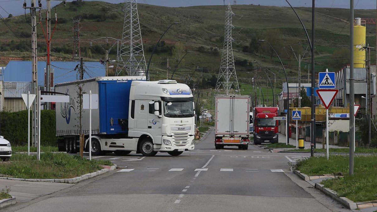 Varios camiones circulan por el polígono industrial de Villalonquéjar. RAÚL G. OCHOA
