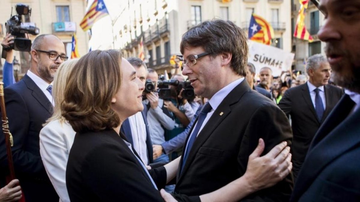Ada Colau y Carles Puigdemont, este sábado, en la concentración en apoyo a los alcaldes investigados por el 1-O-QUIQUE GARCÍA (EFE)