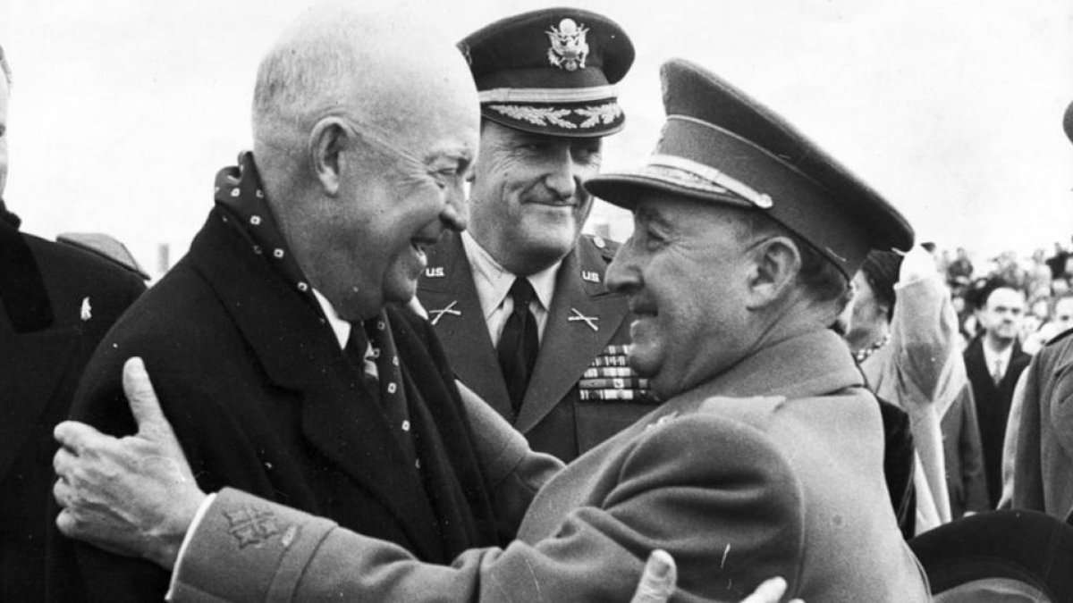 Francisco Franco recibe a Dwight D. Eisenhower, en diciembre de 1959.-