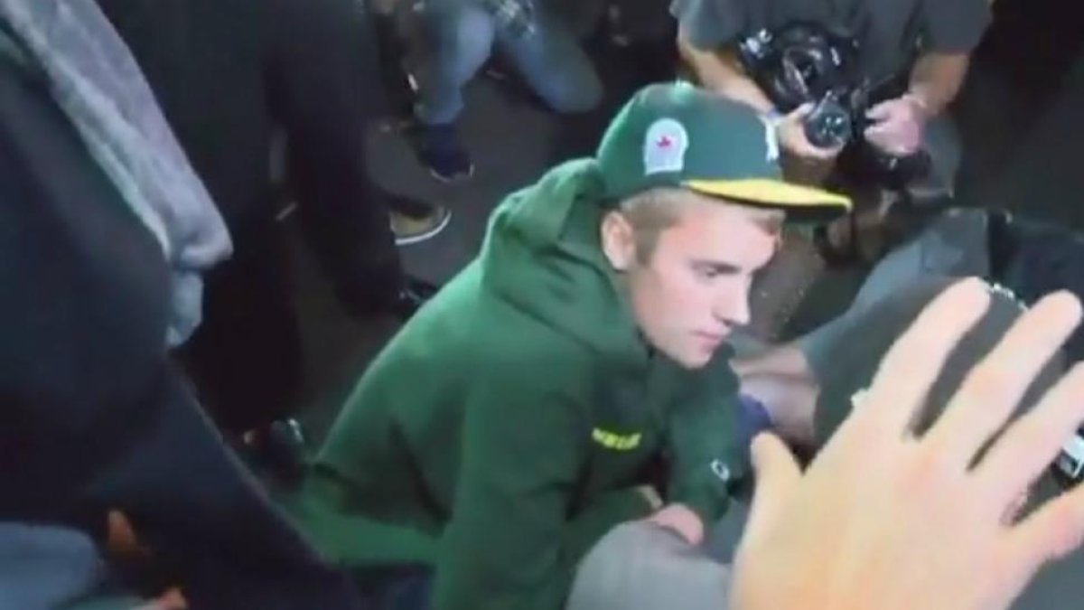 Justin Bieber atiende al fotógrafo, tendido en el suelo, tras el atropello.-VIDEOTAPE / ABC NEWS