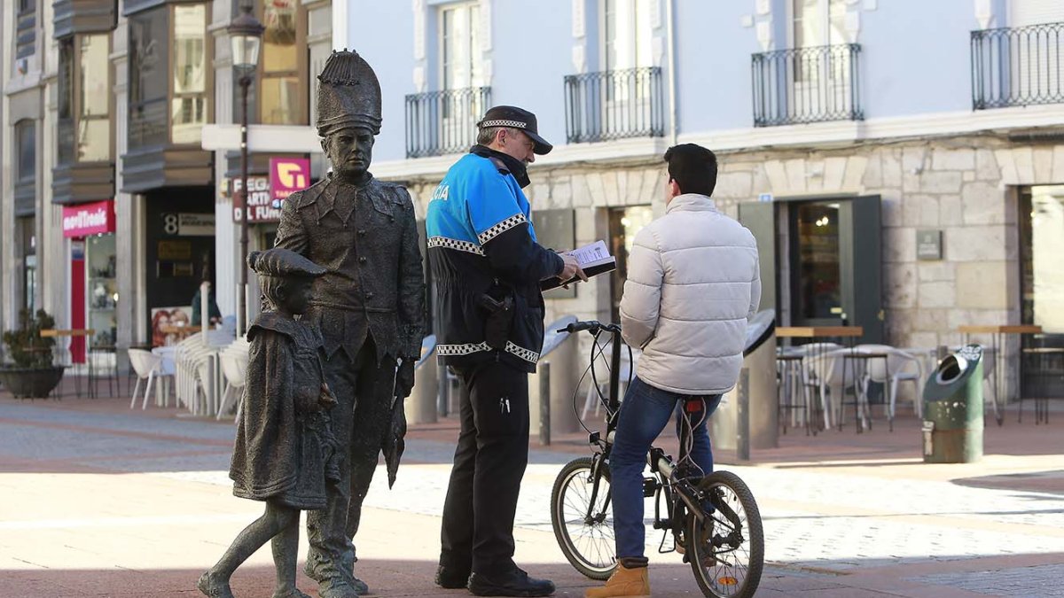 Un policía local informa a un ciclista. RAÚL G. OCHOA