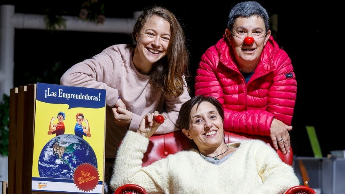 Violeta Ollauri, Mariaje Hernando y Chus Gutiérrez (sentada) no pierden la sonrisa mientras ensayan el próximo espectáculo de Las Pituister en La Parrala. SANTI OTERO