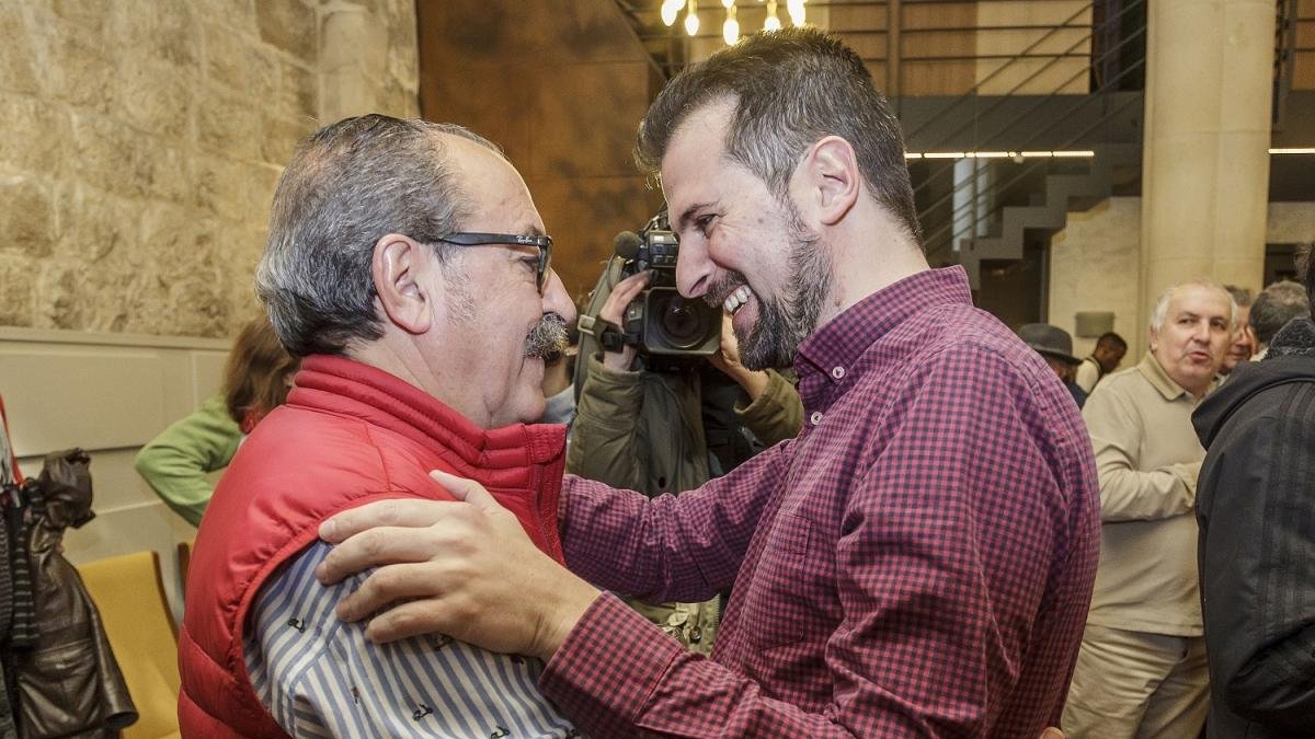 Tudanca se abraza al histórico socialista burgalés Gerardo Triana.-S. OTERO