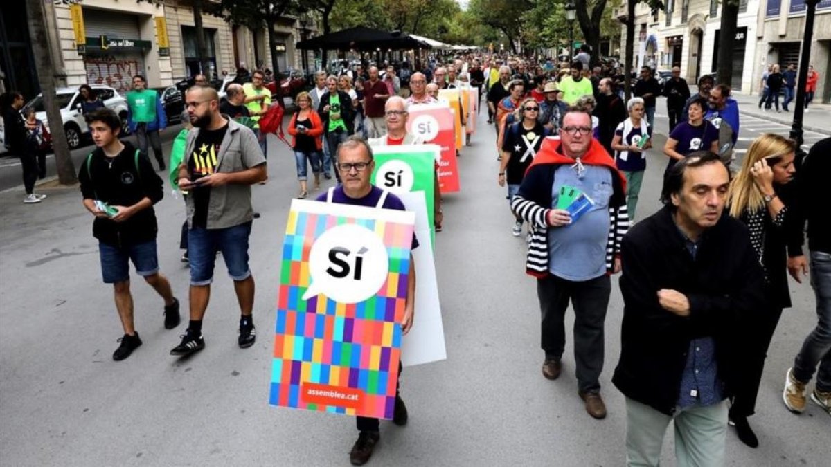 Carteles humanos con propaganda en favor del sí al referéndum en el centro de Barcelona-ROBERT RAMOS