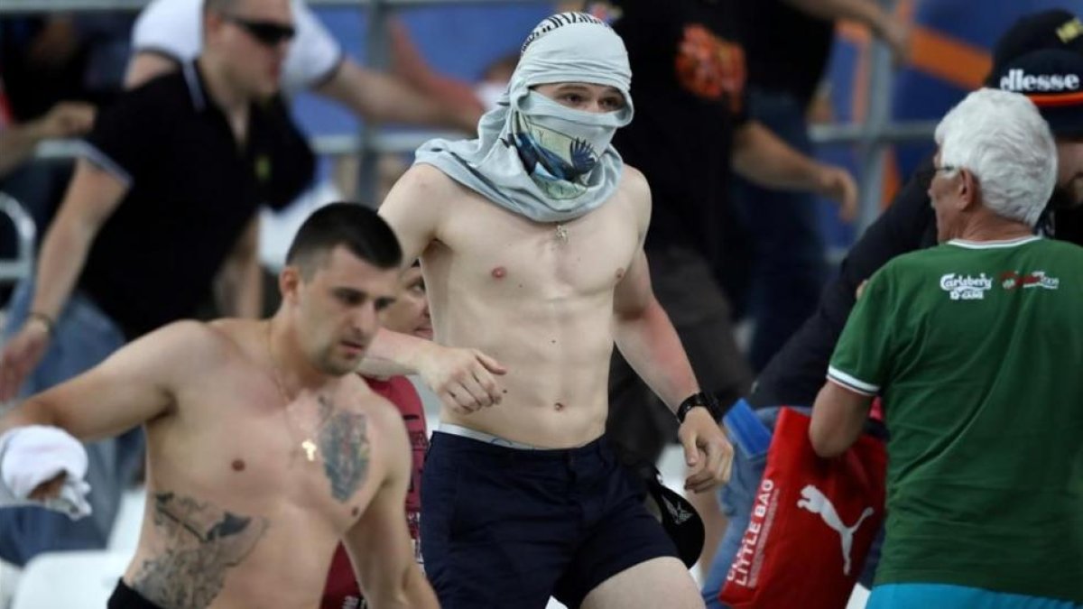 Vándalos rusos, durante los incidentes del pasado sábado en Marsella contra los 'hooligans' ingleses.-AFP / VALERY HACHE