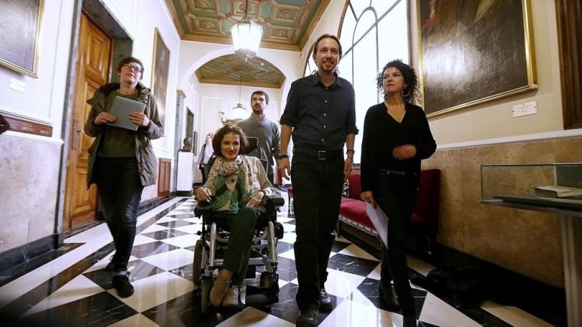 Virginia Felipe con Pablo Iglesias y el resto de senadores de Podemos, en una imagen de archivo.-DAVID CASTRO