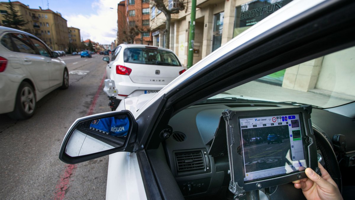 Aparte de radares fijos, la Policía Local de Burgos también vigila la velocidad de los conductores en cualquier punto de la ciudad. TOMÁS ALONSO