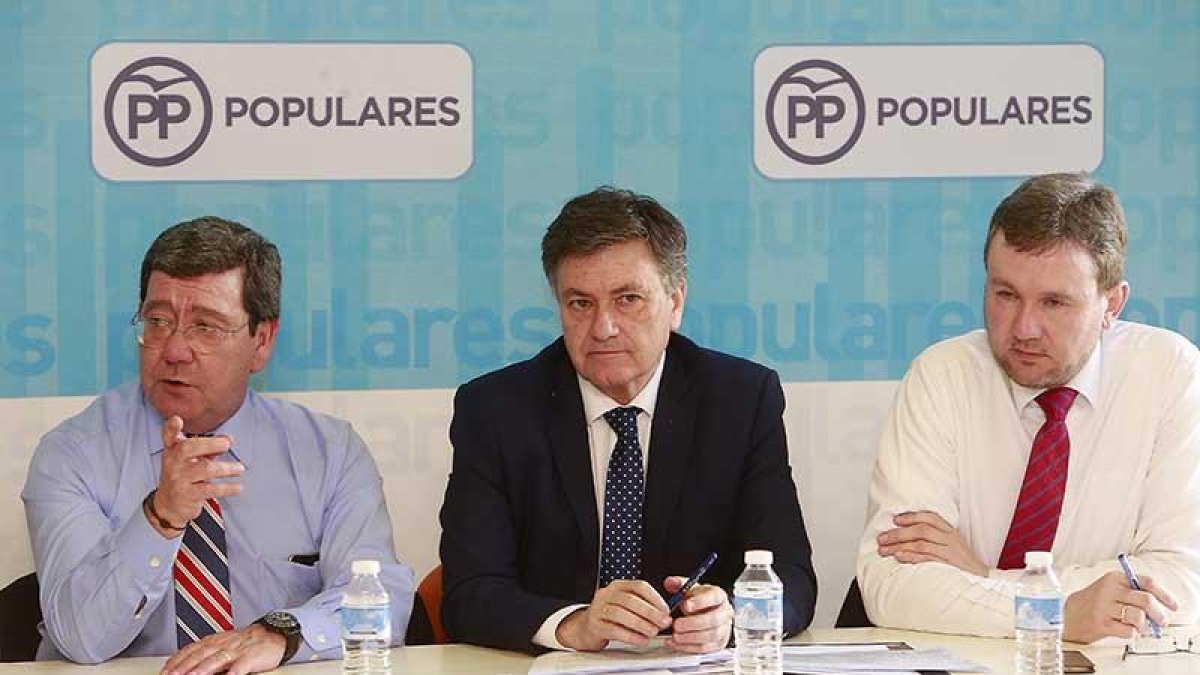 César Rico, Francisco Vázquez y Javier Lacalle, ayer, en la reunión del comité de dirección del PP de Burgos.-RAÚL G. OCHOA