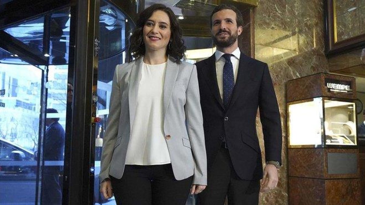 La presidenta de la Comunidad de Madrid, Isabel Díaz Ayuso, con el presidente del PP, Pablo Casado.-DAVID CASTRO