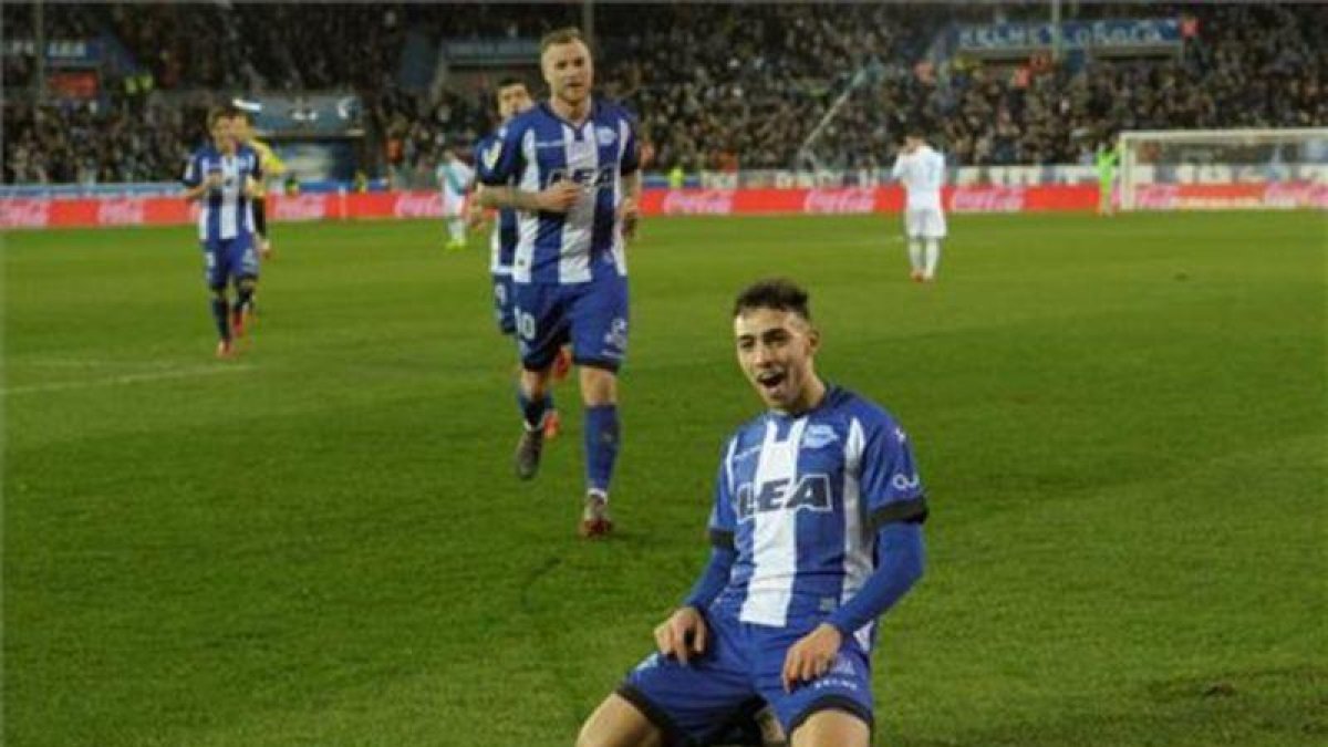 Munir el Haddadi celebrando uno de sus goles con el Alaves en esta temporada.-EFE