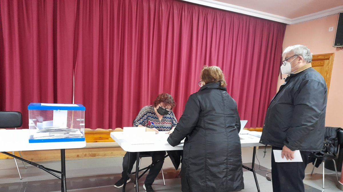 Un momento de la votación celebrada en Castrillo de la Vega. ECB.