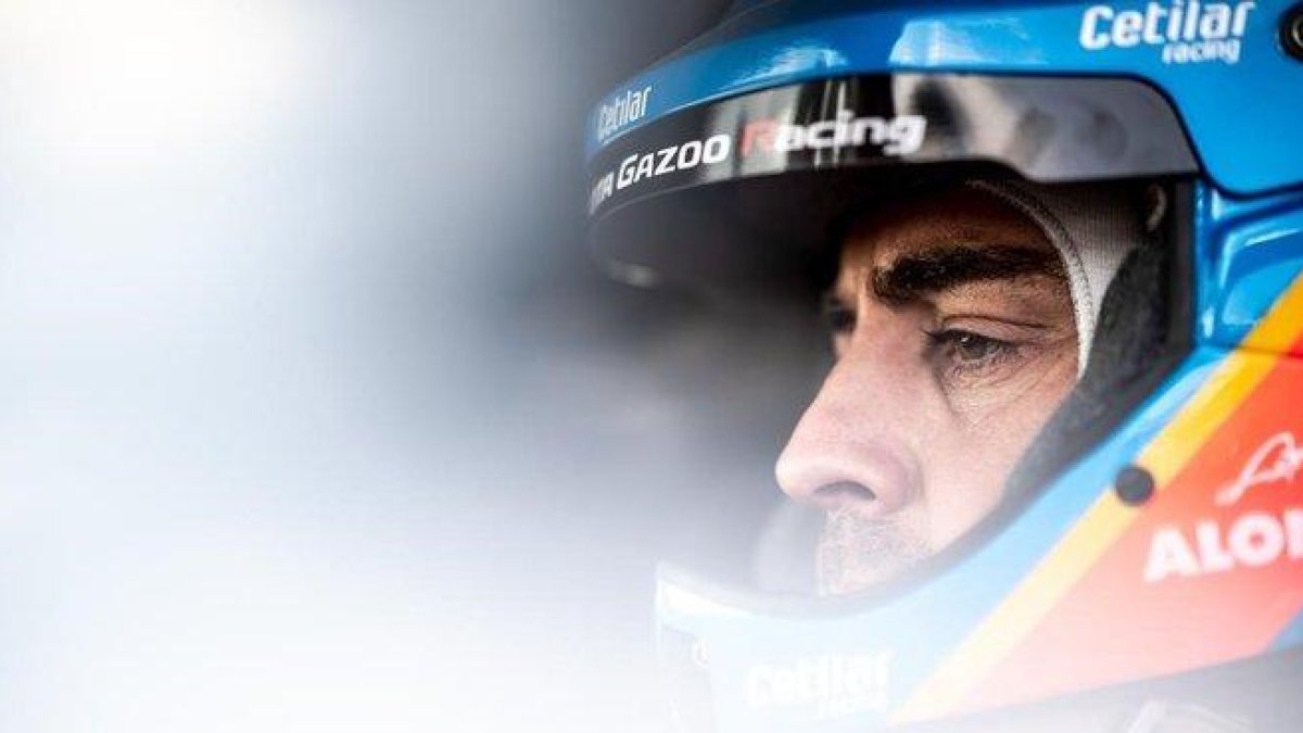El asturiano Fernando Alonso, en el interior de su Toyota Hilux, en la primera etapa del Dakar-2020.-EL PERIÓDICO