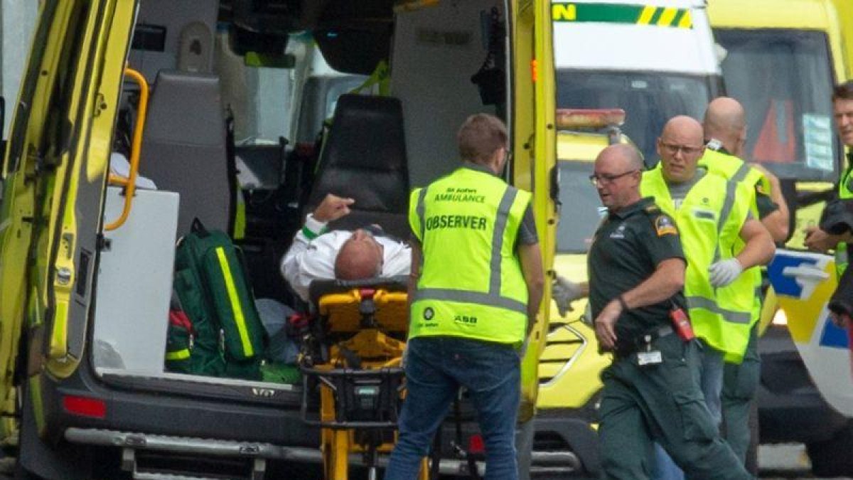 Los equipos de emergencia atienden a uno de los heridos en la mezquita Al Noor de Christchurch (Nueva Zelanda).-