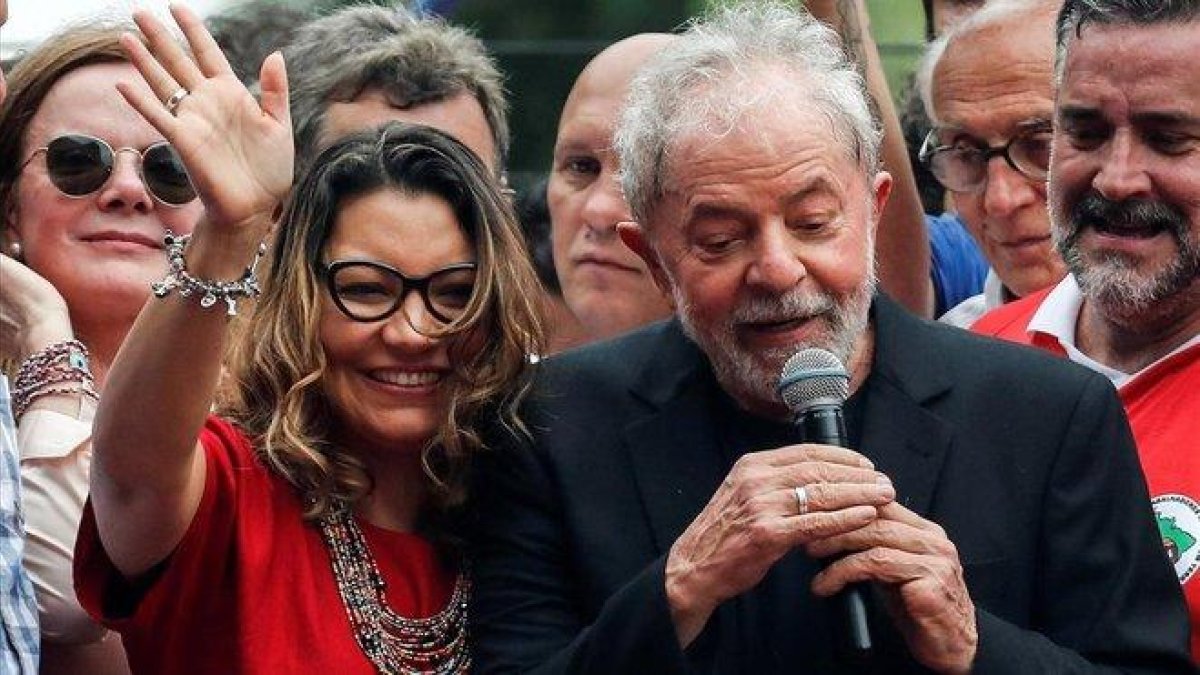 El exprediente Lula con su novia Rosangela Silva, el sábado pasado en Sao Bernardo do Campo.-EFE / SEBASTIADO MOREIRA
