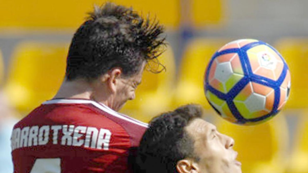 Guarrotxena disputa un balón aéreo con un jugador del UCAM durante el choque disputado ayer.-LFP