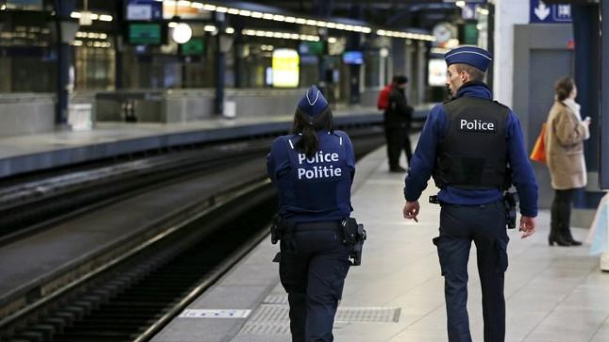 Agentes de la policía belga patrullan por un andén en una estación de tren de Bruselas, el 7 de enero.-REUTERS / FRANCOIS LENOIR