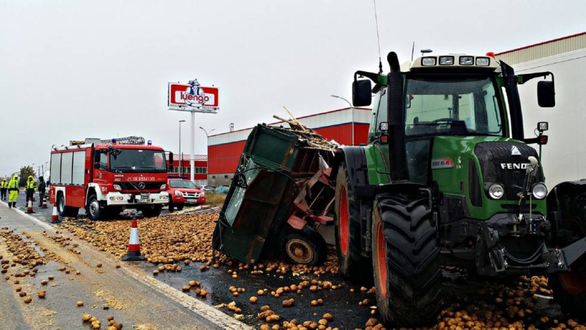 Colisión de un camión con un tractor en la carretera N-VI a su paso por Riego de la Vega (León)-Ical