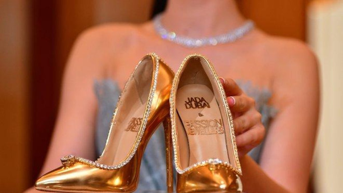 Zapatos expuestos en Dubai-