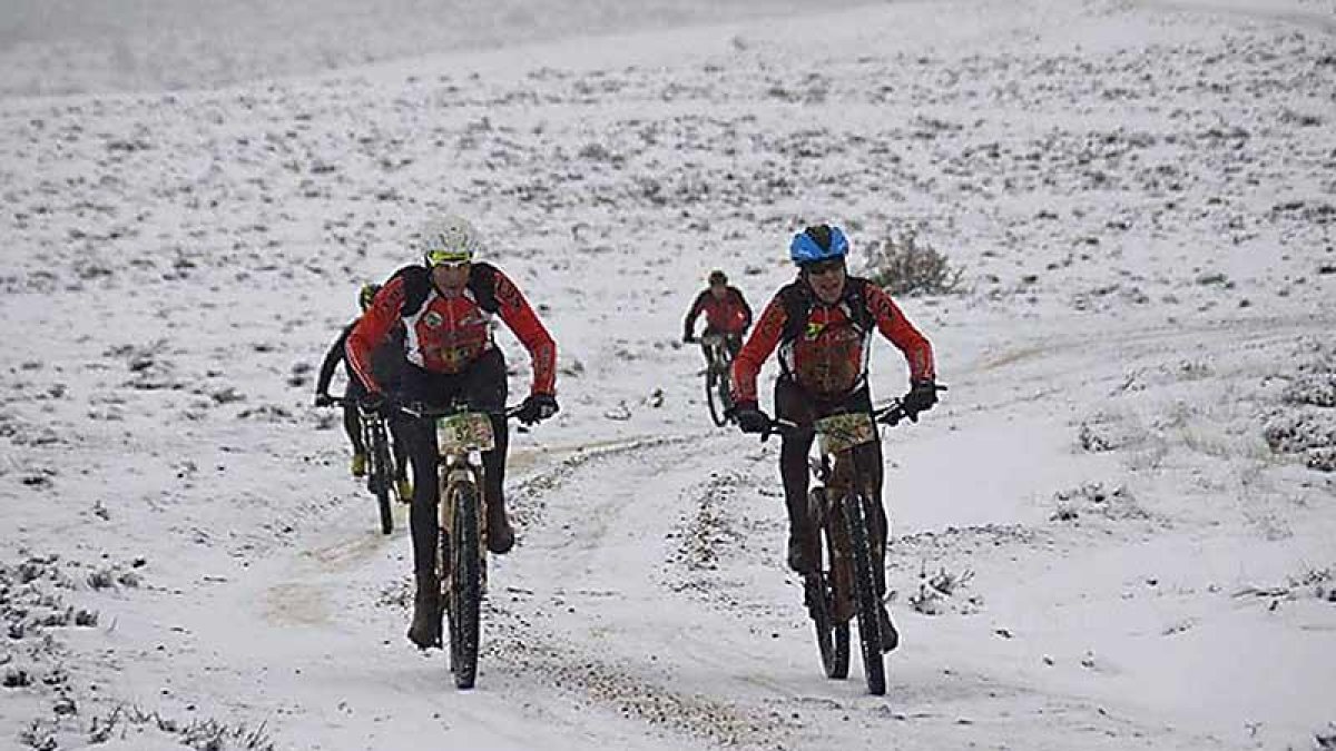Un grupo de participantes transita por un tramo completamente cubierto de nieve-Desafío de Helios