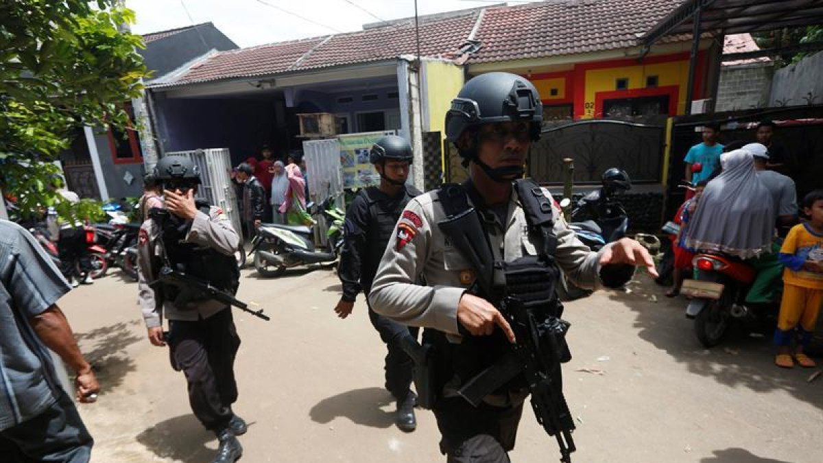 Policías indonesios llegan a una vivienda durante una operación antiterrorista en Tangeran del Sur.-EFE
