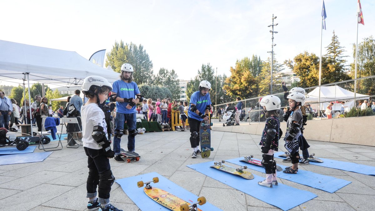 Un grupo de niño realiza una actividad de skate durante la pasada feria de entidades ciudadanas. ISRAEL L. MURILLO