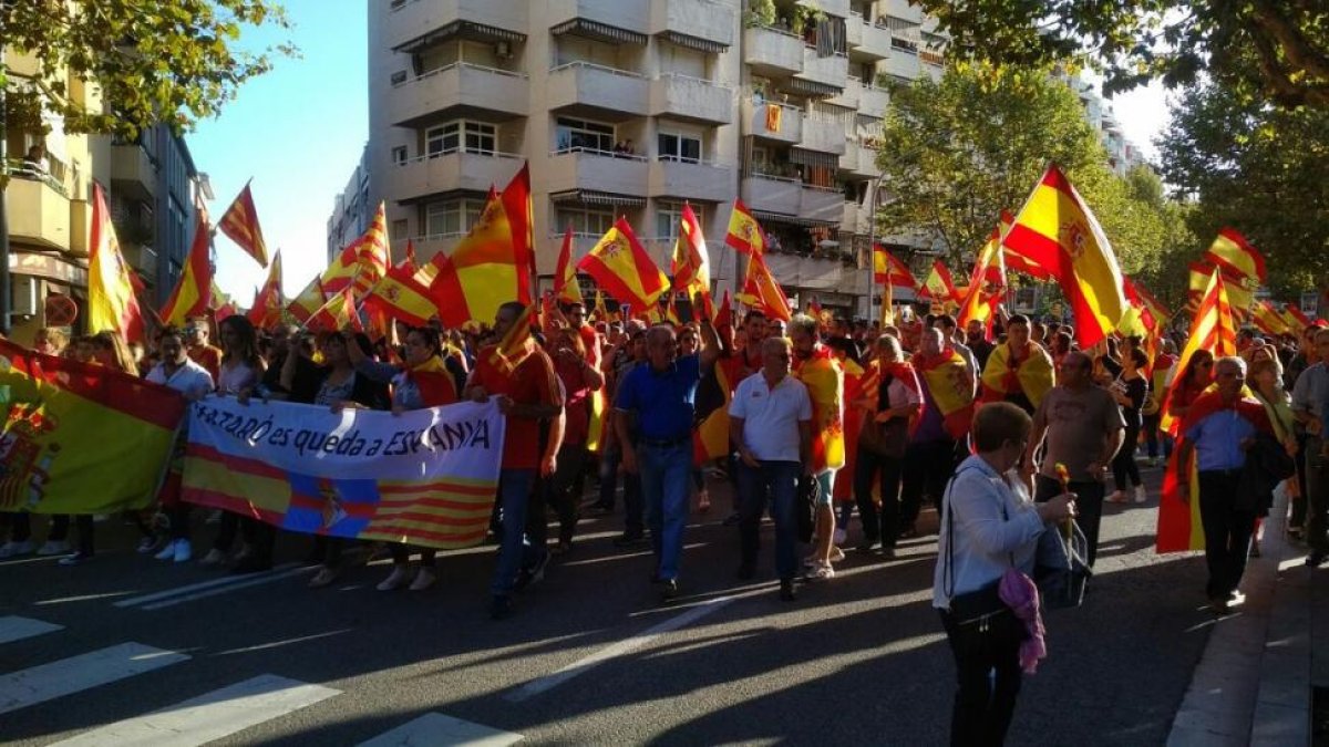 Cabecera de la manifestación a favor de la unidad de España que el sábado tuvo lugar por las calles de Mataró.-/ JOAN SALICRÚ