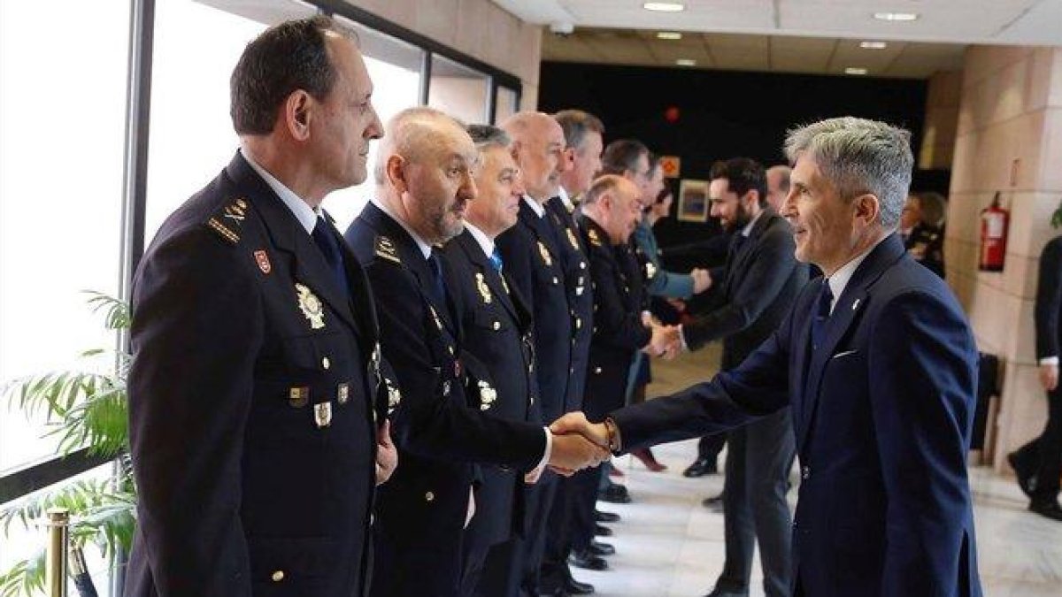 Grande-Marlaska saluda a los mandos policiales a su llegada al acto del 196 aniversario de la Policía Nacional.-EFE