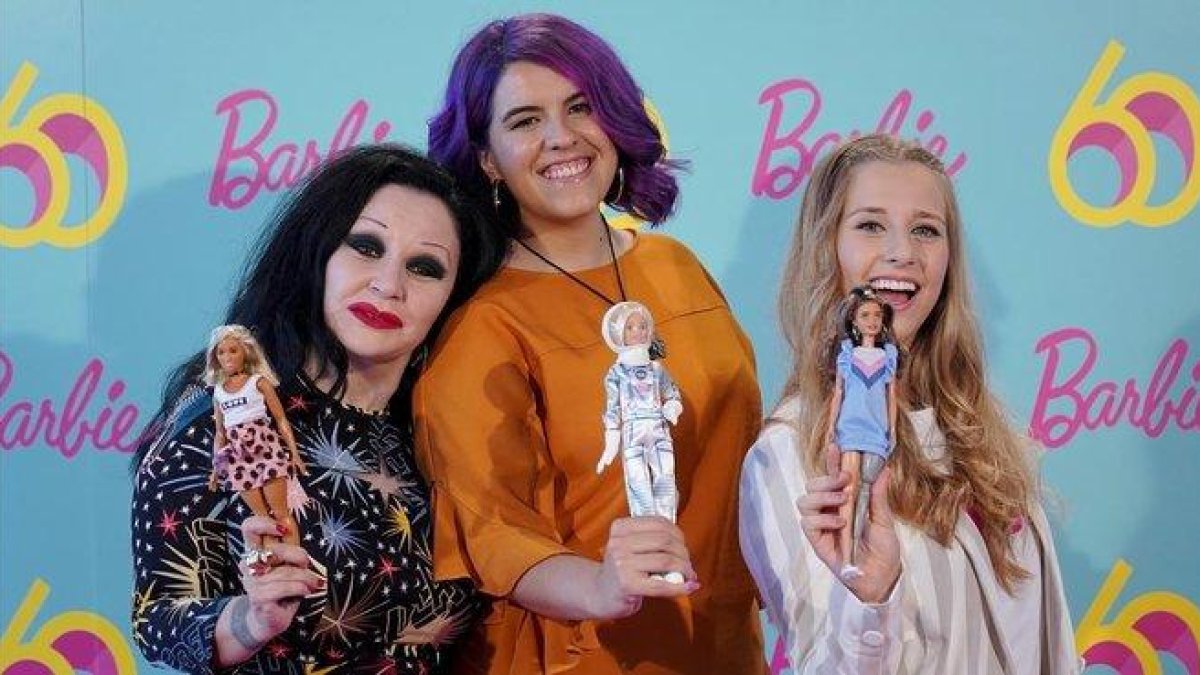 Alaska, Nerea Luis y Desirée Vila, con las respectivas Barbies que las representan, este jueves en Madrid.-JOSÉ LUIS ROCA