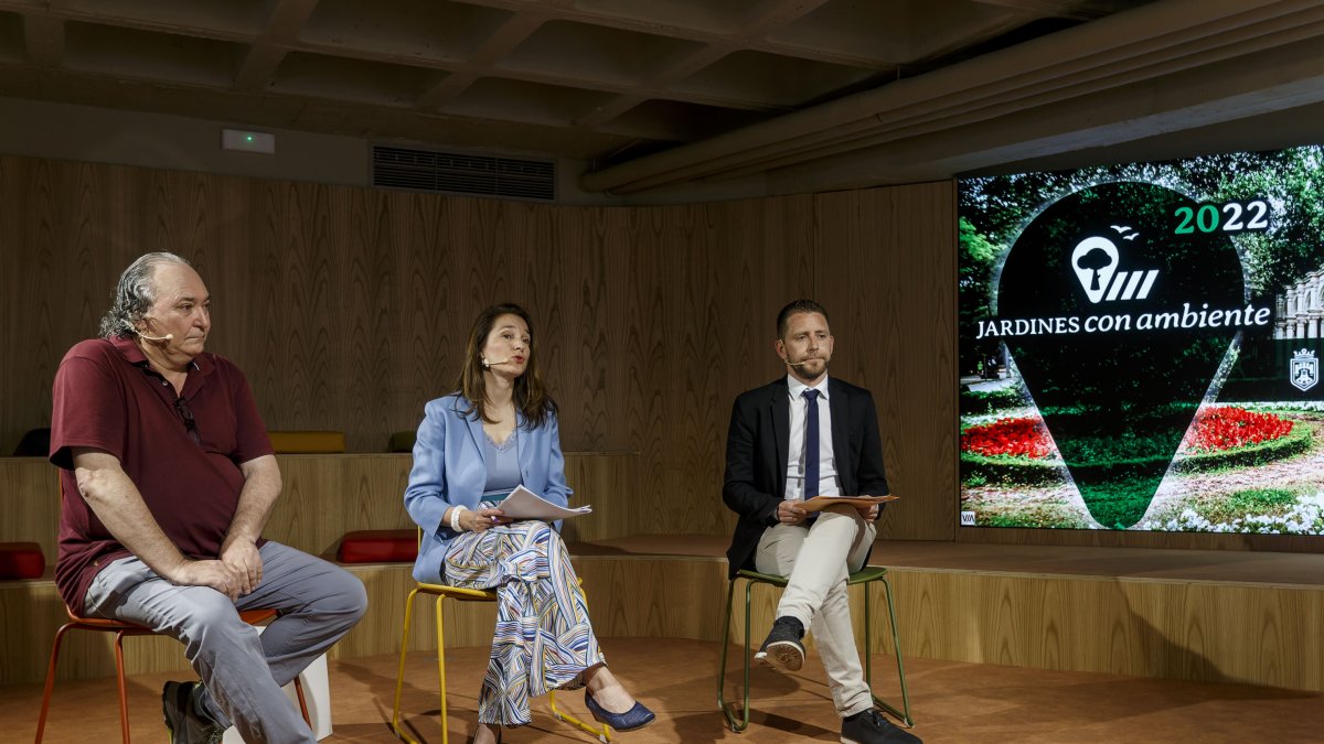 De izquierda a derecha : Miguel Ángel Pinto (Aula Medio Ambiente), Carmen Hernando (Fundación Caja de Burgos) y Josué Temiño (concejal Medio Ambiente) en la presentación de la segunda edición de Jardines con Ambiente. SANTI OTERO