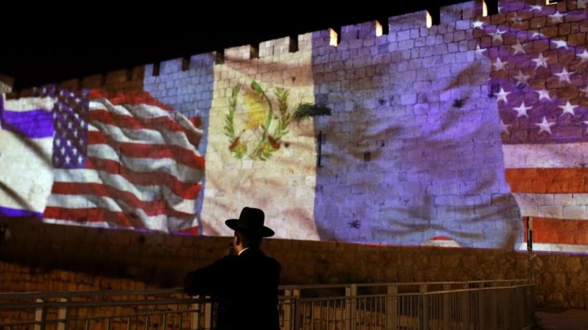 Las murallas de la vieja ciudadela de Jerusalén se adornaron esta noche con banderas de Guatemala.-PATRICIA MARTINEZ