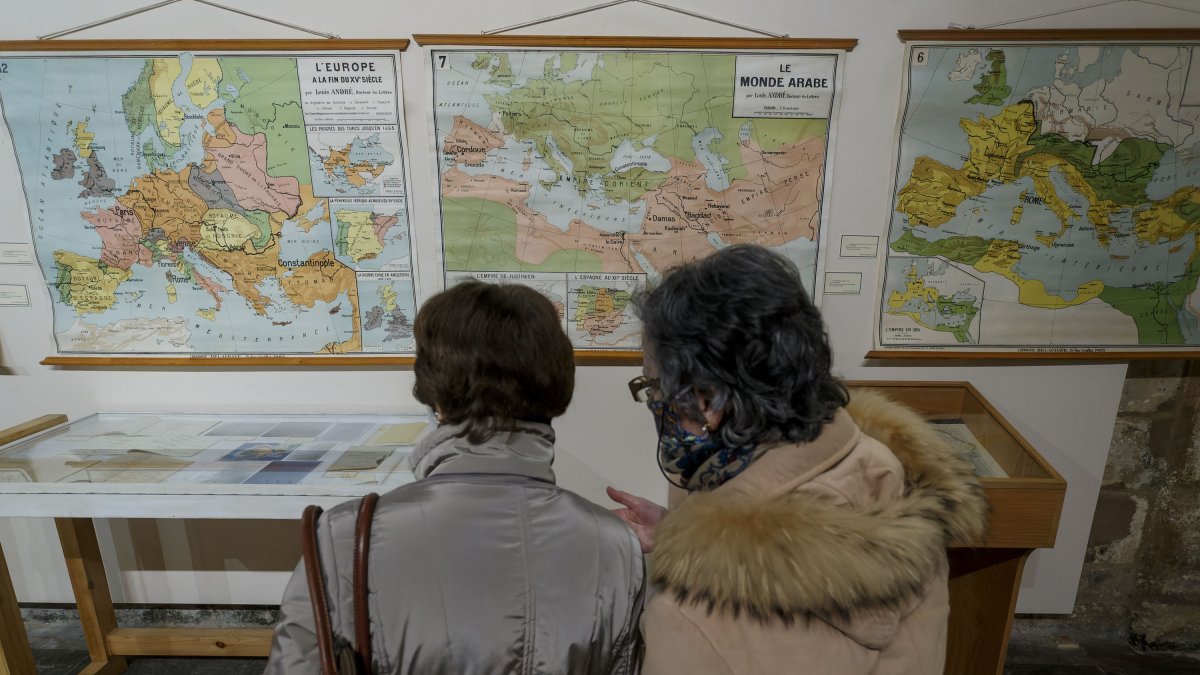 Dos mujeres se detienen para contemplar varios de los mapas expuestos en el Monasterio de San Juan. SANTI OTERO