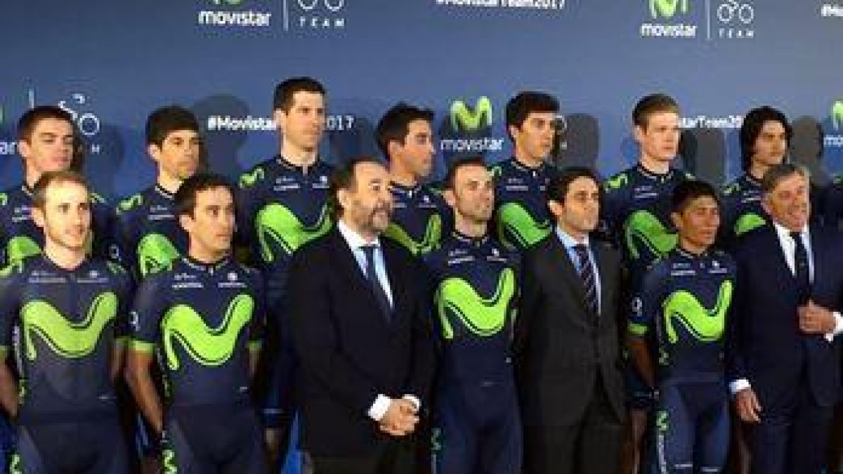 Carlos Barbero (abajo a la izquierda) durante la presentación oficial de Movistar.-