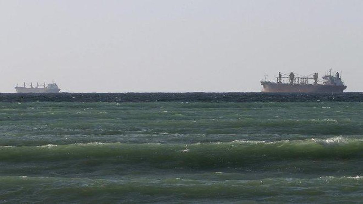 Petroleros cruzan el Estrecho de Ormuz.-ALI HAIDER