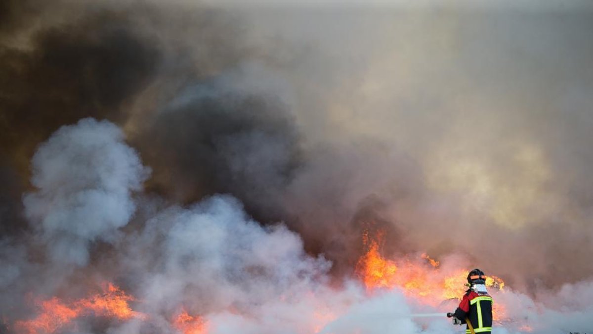 Los bomberos de Zamora intervienen en un incendio en el vertedero de Zamora.-ICAL