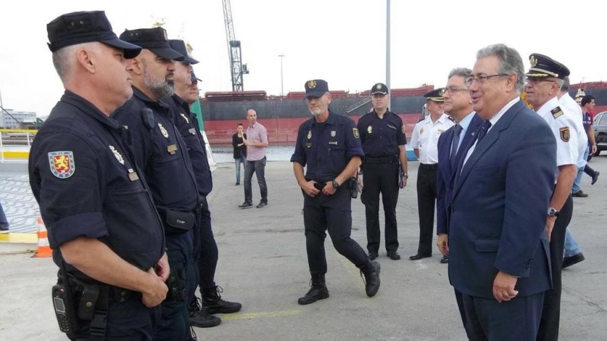 El ministro del Interior, José Ignacio Zoido, en una de las visitas a la policía desplegada en Catalunya.-AFP
