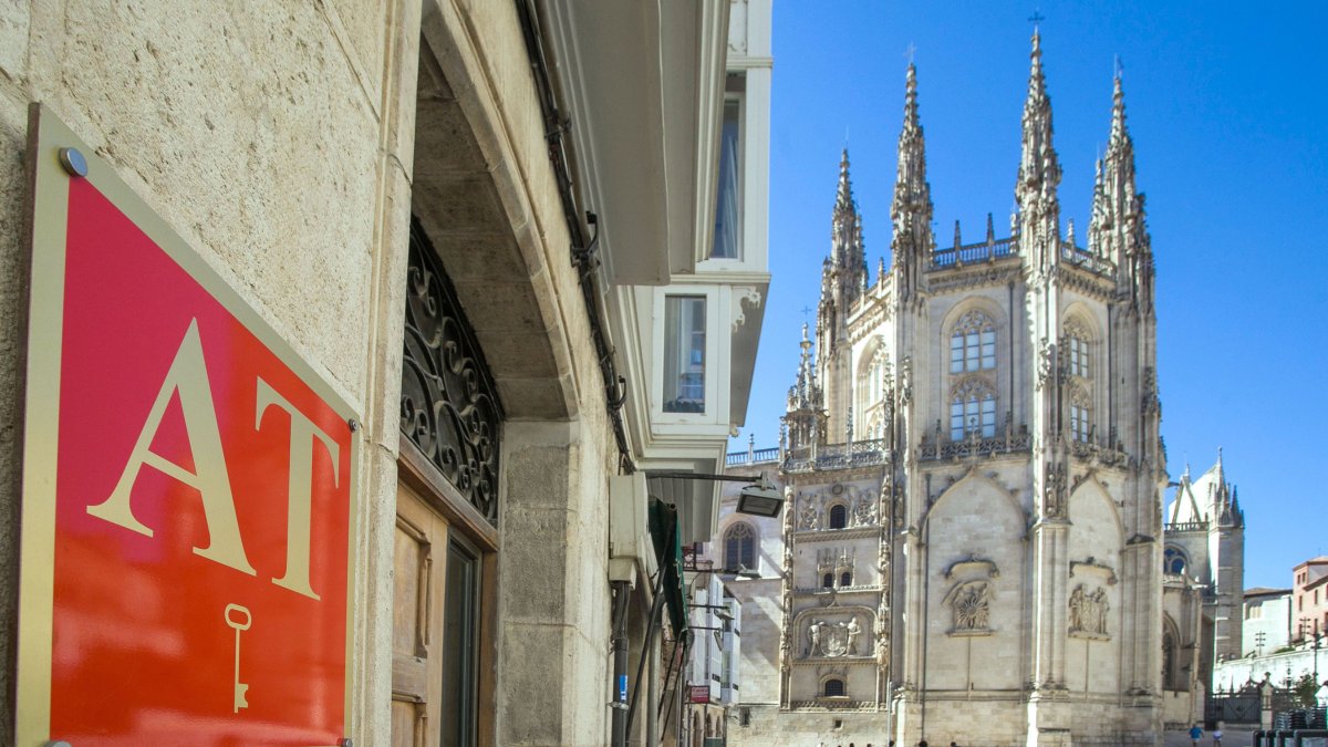 La mayor parte de los alojamientos turísticos que se ofertan en Burgos se encuentra a la sombra de la Catedral. TOMÁS ALONSO